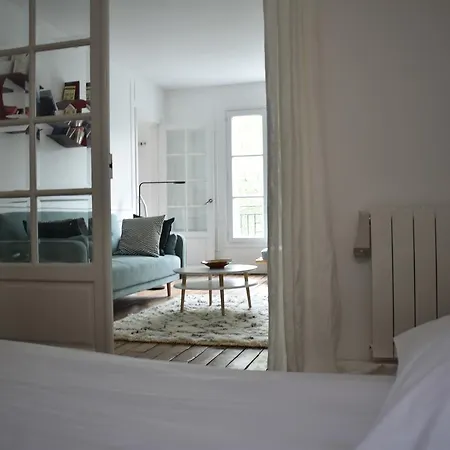 2 Bedroom Flat On Quai De Valmy Apartment *