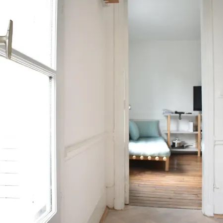 2 Bedroom Flat On Quai De Valmy *